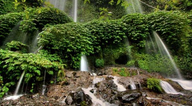 Pesona Air  Terjun  Di Lereng Gunung Rinjani Opinikoe id